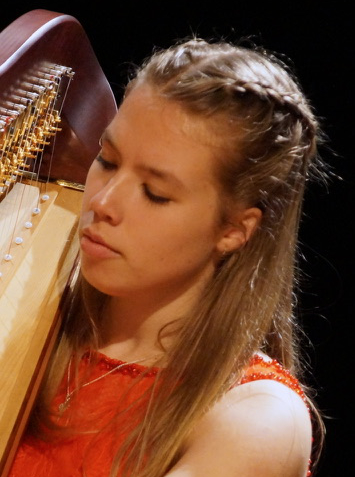 Kyra Frimout, Harp